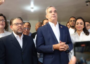 Presidente Abinader llama a la sensatez tras votar en elecciones municipales
