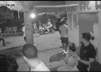 Madre entrega hijo implicado en muerte de un hombre en Sabana Perdida