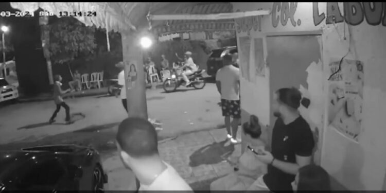 Madre entrega hijo implicado en muerte de un hombre en Sabana Perdida