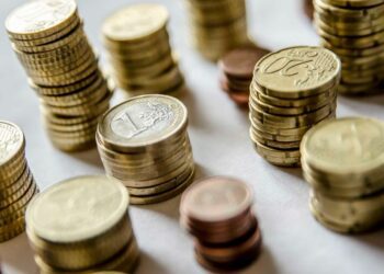 La deuda mundial alcanza los 313 billones de dólares al cierre de 2023, nuevo récord