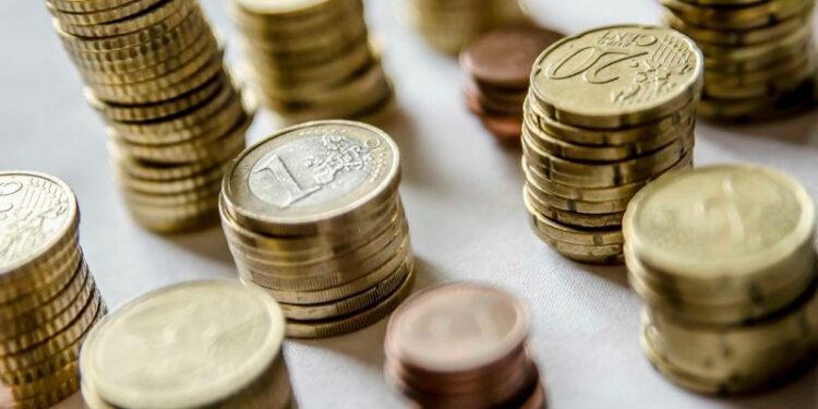 La deuda mundial alcanza los 313 billones de dólares al cierre de 2023, nuevo récord