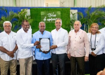 Gobierno entrega 990 títulos de propiedad a familias del municipio Consuelo