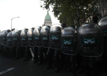 Oposición en Argentina abandona congreso por represión  Policial