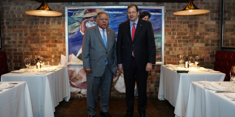 BHD reconoce a embajador Juan Bolívar Díaz en FITUR 2024