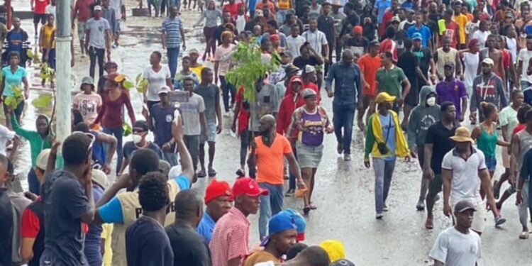 Haití al borde del caos: Protestas violentas y demanda de cambio marcan el fin de Ariel Henry