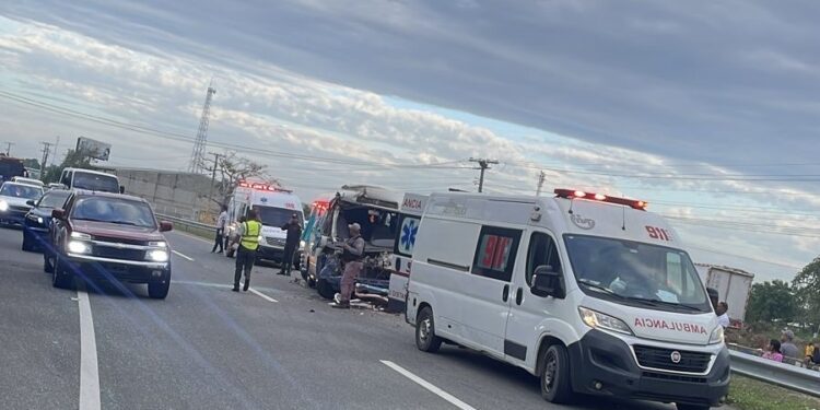 911 coordina asistencia a afectados de accidente de tránsito en Guayacanes