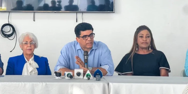 Dío Astacio anuncia retiro de publicidad en Santo Domingo Este
