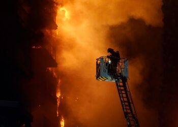 Al menos cuatro personas fallecidas y 19 desaparecidas en el incendio de Valencia