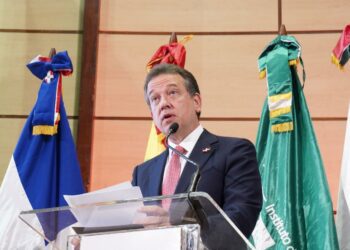 Ministro Bisonó encabeza misión comercial en Emiratos Árabes Unidos 