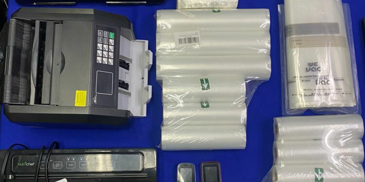 Golpe al narcotráfico en Santiago: Incautan drogas, armas y dinero