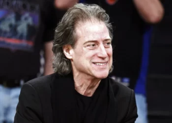 Fallece el icónico actor cómico Richard Lewis a los 76 años