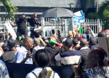 Policías pensionados enfrentan a agentes policiales en medio de protesta