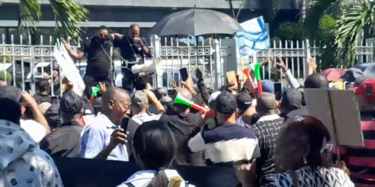 Policías pensionados enfrentan a agentes policiales en medio de protesta