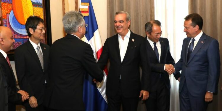 Abinader recibe empresarios japoneses invertirán 90 millones de dólares en RD