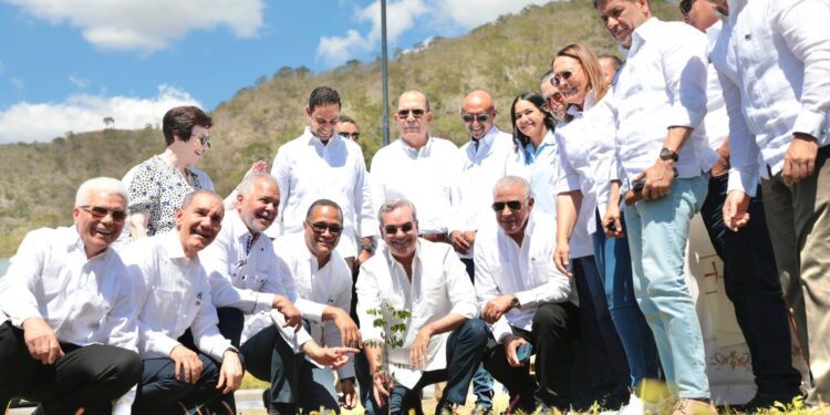 Gobierno inaugura recinto universitario en Bohechío y encabeza graduación masiva