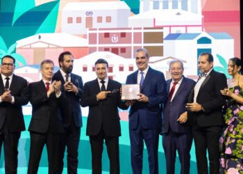 Reconocen a Abinader al cierre de Procigar Festival en Santiago