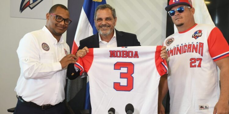 Comisionado entrega bandera equipo RD irá a Clasificatorio Serie Mundial Cal Ripken