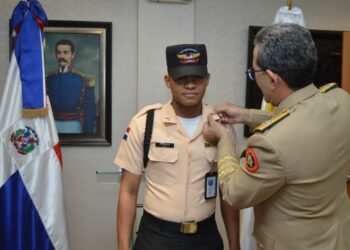 Ascienden agente devolvió más de 500 mil pesos encontró en el Metro