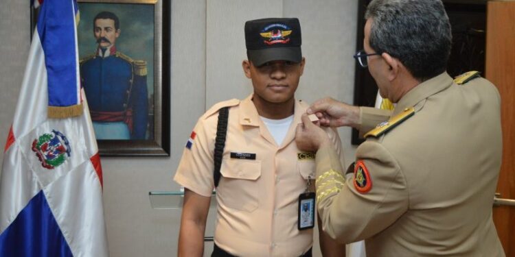 Ascienden agente devolvió más de 500 mil pesos encontró en el Metro