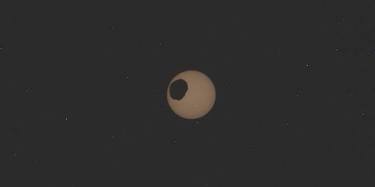 Perseverance de la NASA captura eclipse solar en Marte por su luna Fobos