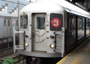 Hispano empuja novia a rieles del tren en Manhattan y le amputa las dos piernas