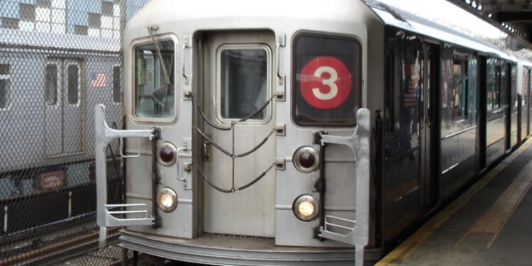 Hispano empuja novia a rieles del tren en Manhattan y le amputa las dos piernas