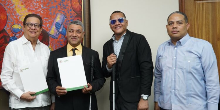 UNPHU y FUDCI colaboran para promover la inclusión de personas con discapacidad visual