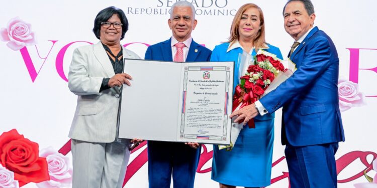 Senado reconoce a 32 mujeres del Distrito Nacional y provincias
