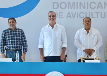 Gobierno entrega en Moca subsidios a pequeños y medianos productores de huevos