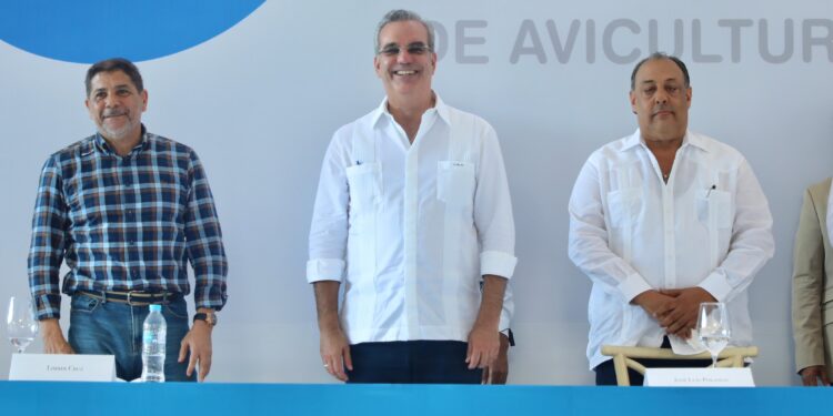 Gobierno entrega en Moca subsidios a pequeños y medianos productores de huevos