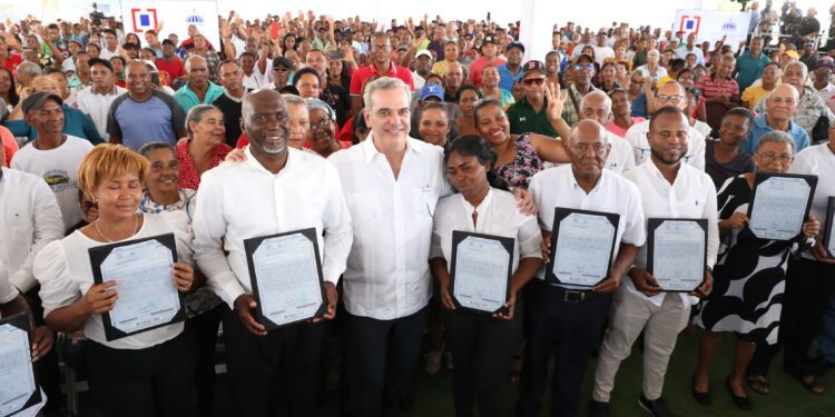 Gobierno entrega 1,130 títulos más en El Tamarindo, Santo Domingo Este