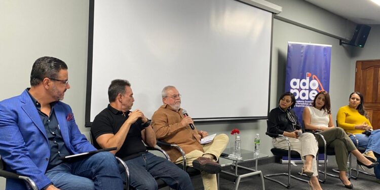 Alerta en foro de ADOPAE sobre planes para eliminar las leyes de cine y mecenazgo