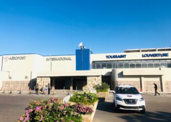 Paralizan transporte aéreo en Haití por ataques de pandillas a aeropuerto