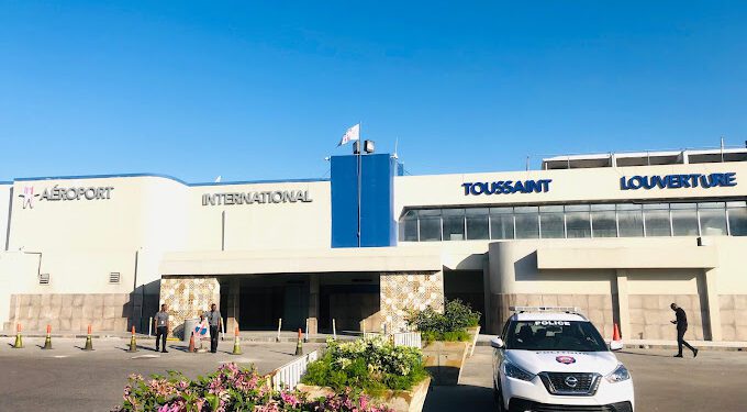 Paralizan transporte aéreo en Haití por ataques de pandillas a aeropuerto