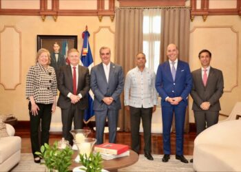 CEO de Scotiabank explica visión global a presidente dominicano