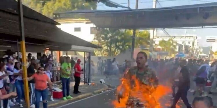 Tragedia en el Carnaval de Salcedo: fallece adolescente por quemaduras graves