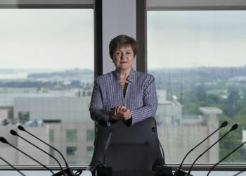 Directora del FMI advierte sobre presiones sobre bancos centrales en un año electoral