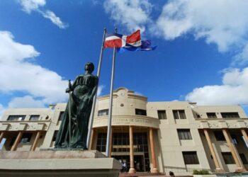 Solicitan coerción contra hombre desafió autoridad a punta de pistola en aeropuerto