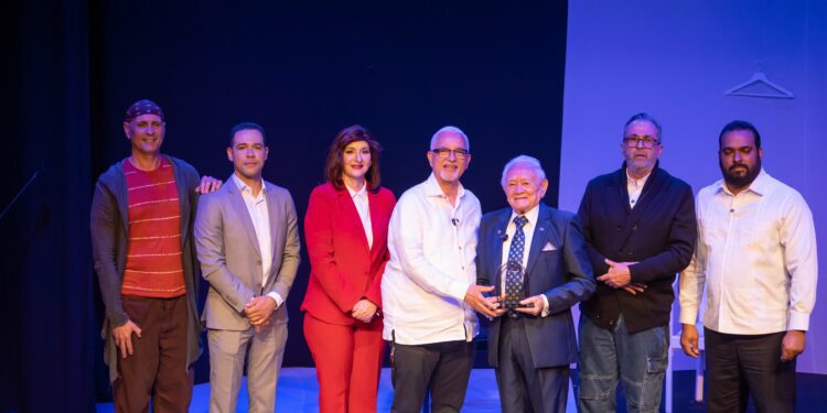 Tercera Temporada de Teatro Banreservas reconoce a "El Pera"