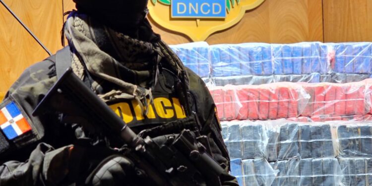 Decomisan casi una tonelada de presunta cocaína: Detienen tres venezolanos en Peravia