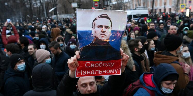 Masiva despedida a Navalni en Moscú bajo estricto vigilancia policial