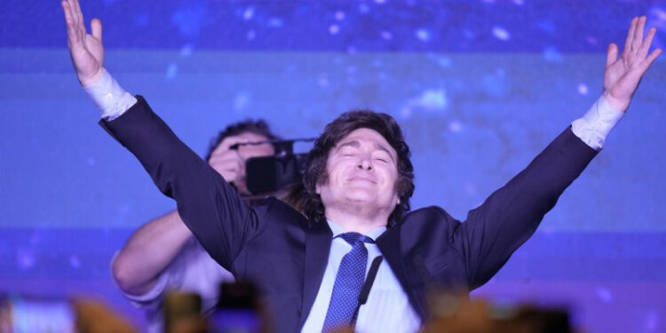 Milei confronta el legado político y promete reformas radicales en Argentina