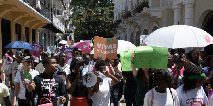 Realizan manifestación masiva por los derechos de las mujeres