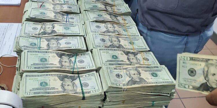 Aduanas ha triplicado la cantidad de divisas incautadas en tres años de gestión