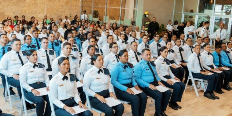 Bomberos del DN gradúan la mayor promoción de la historia