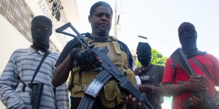 El líder de pandilla amenaza con "guerra civil" si el primer ministro haitiano no renuncia