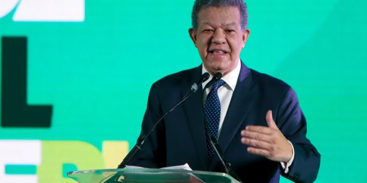 Leonel Fernández critica la gestión económica de Abinader