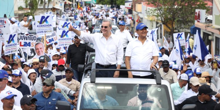 Abinader continúa recorrido por la Línea Noroeste