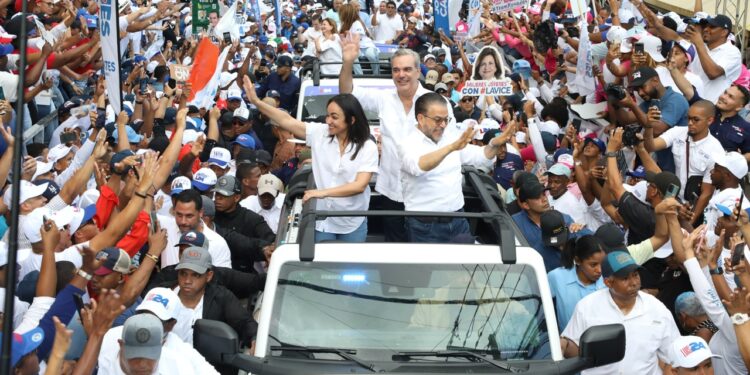 Abinader y Moreno recorren calles del Distrito Nacional