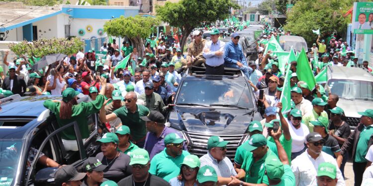 Leonel Fernández encabeza gran marcha en San Pedro de Macorís